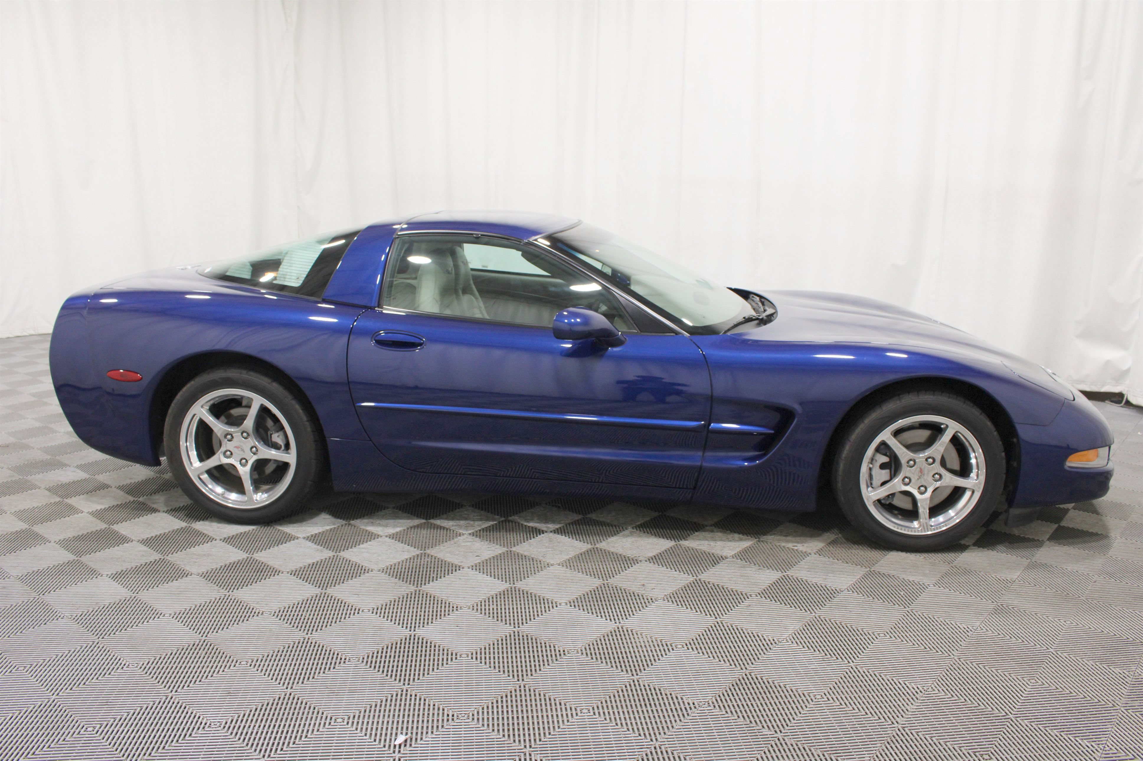Used 2004 Chevrolet Corvette Coupe w/ Preferred Equipment Group RWD image 18