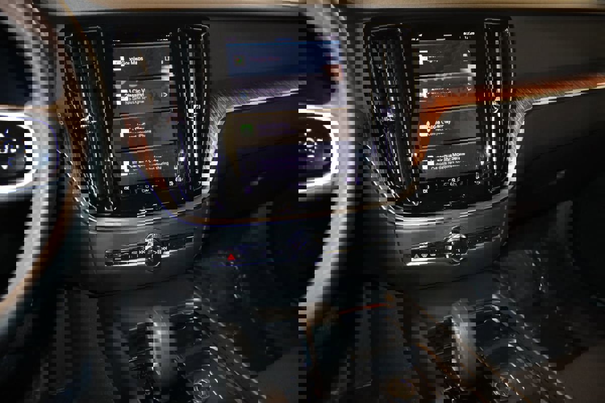 Used 2025 Volvo V60 B5 Cross Country Plus image 39