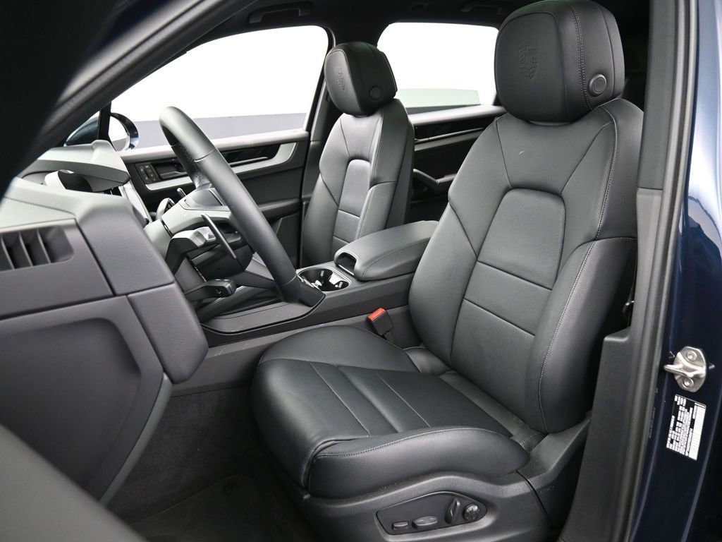 Certified 2025 Porsche Cayenne image 5