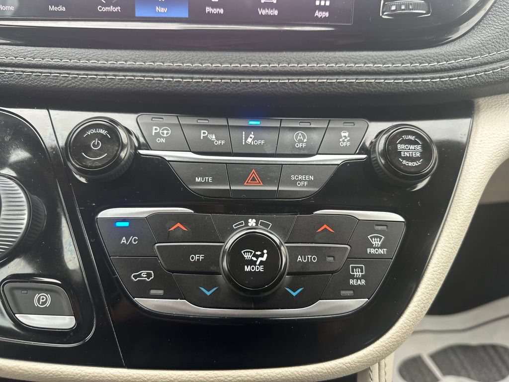 Used 2022 Chrysler Pacifica Limited AWD/4WD image 23