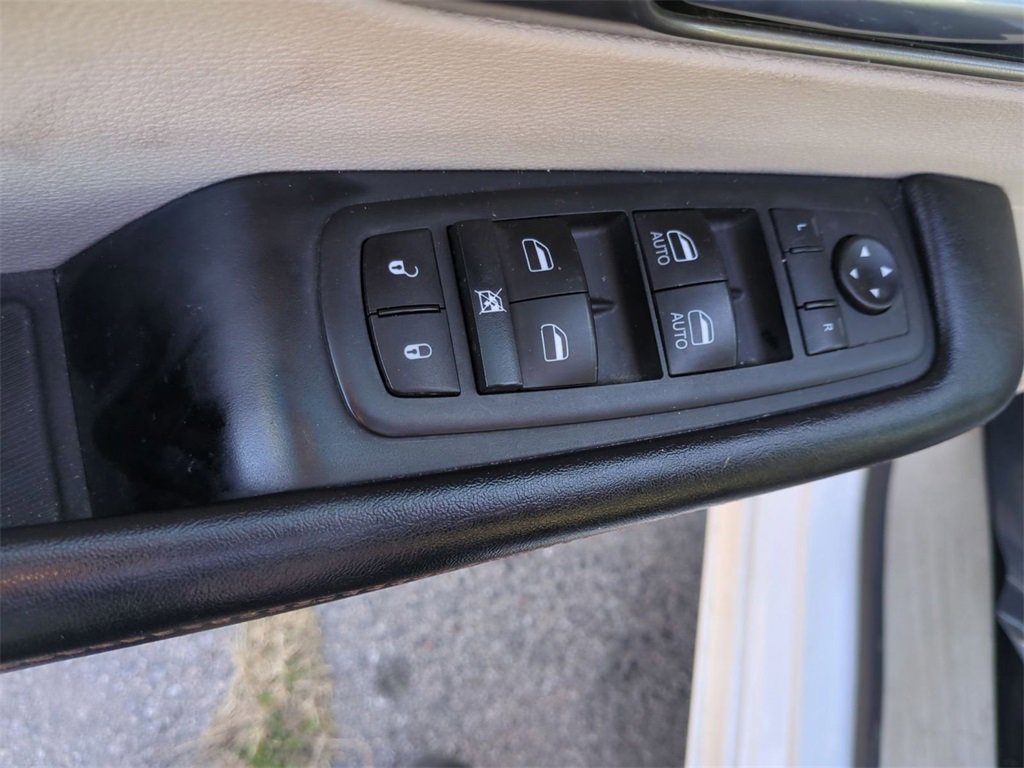 Used 2020 Chrysler Pacifica Touring-L image 15