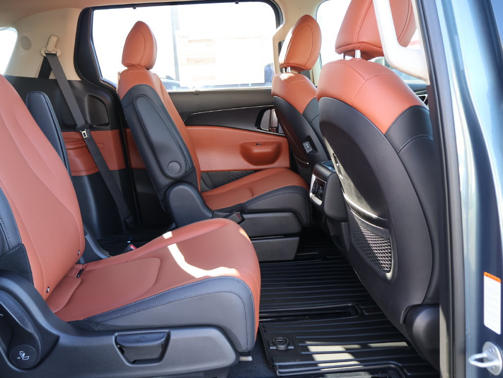 New 2027 Kia Carnival SX w/ Dark Edition Package FWD image 13