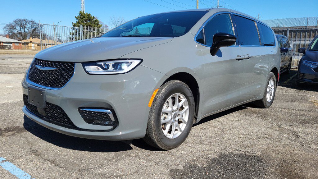 Used 2025 Chrysler Pacifica Select image 4