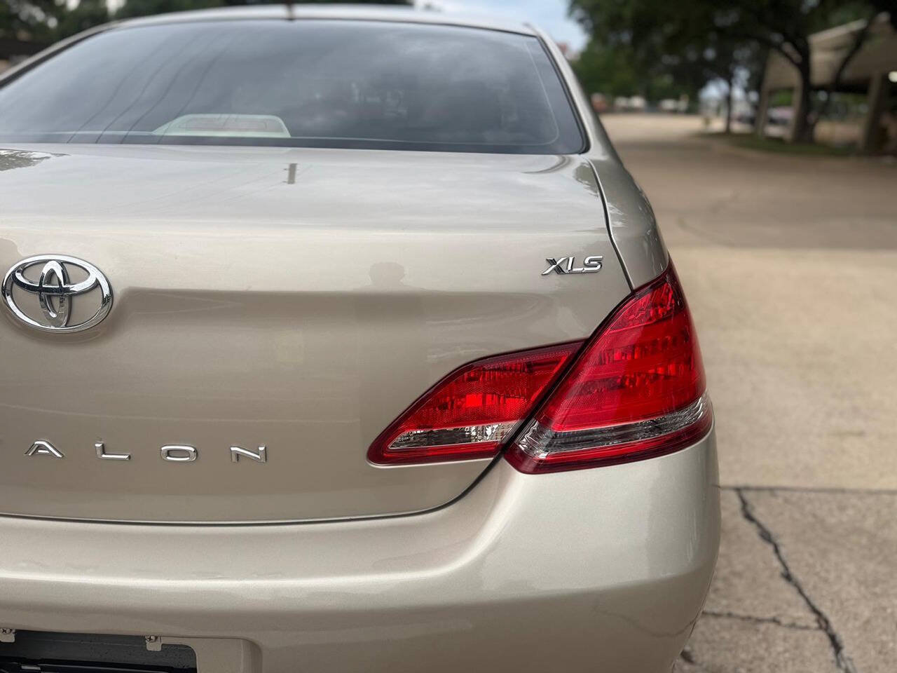 Used 2006 Toyota Avalon XLS FWD image 6