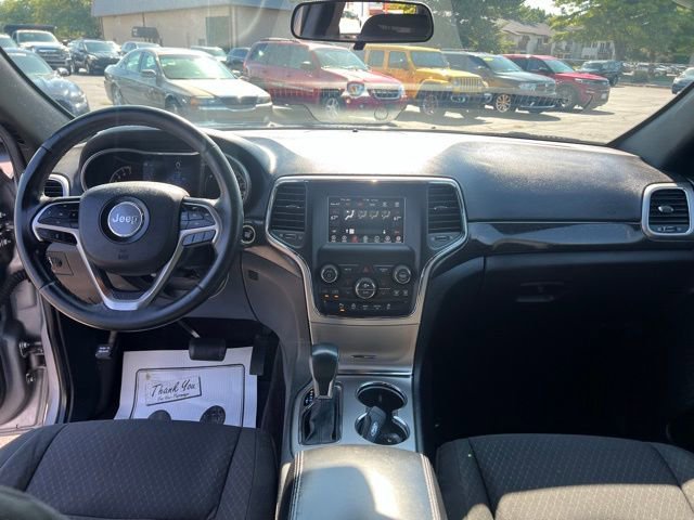 Used 2018 Jeep Grand Cherokee Laredo image 2