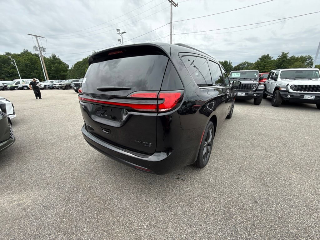 New 2027 Chrysler Pacifica Limited AWD/4WD image 5