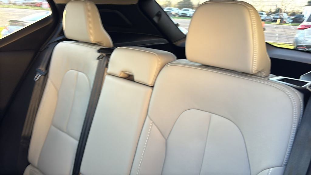 Certified 2024 Volvo XC40 B5 Ultimate w/ Climate Package image 27