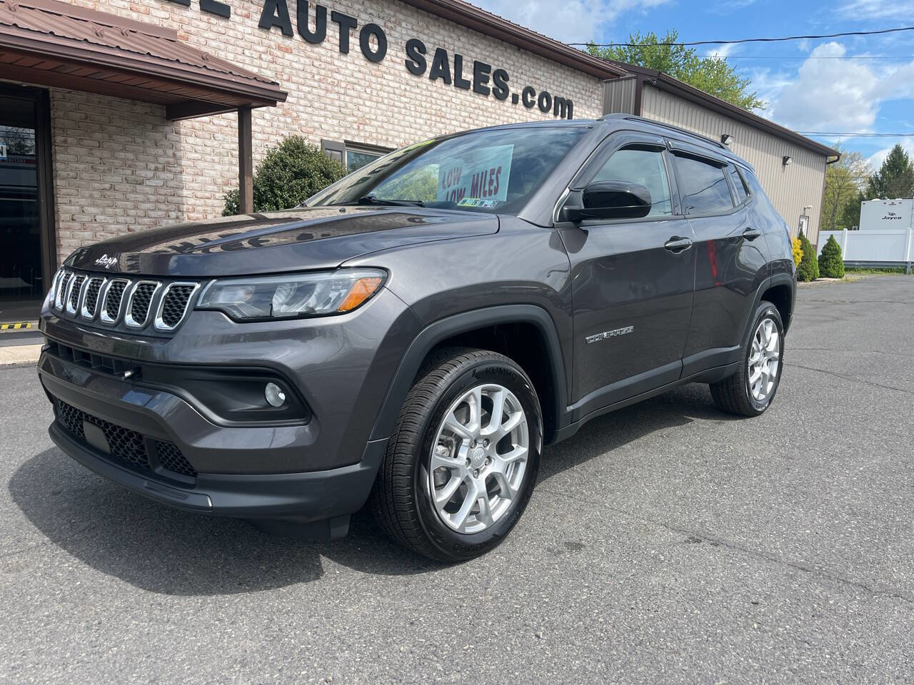 Used 2023 Jeep Compass Latitude AWD/4WD image 2