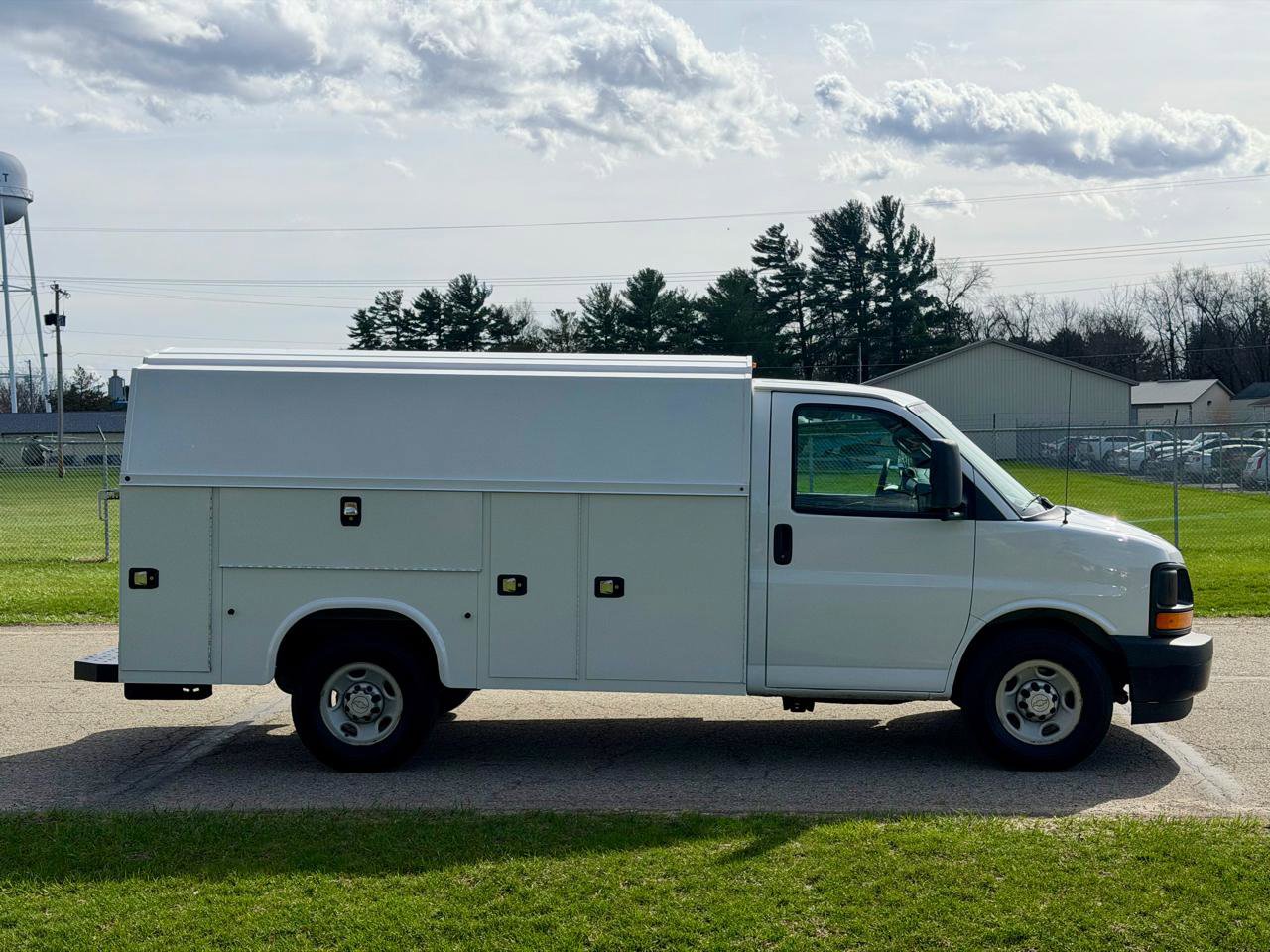 Used 2017 Chevrolet Express 3500 image 7