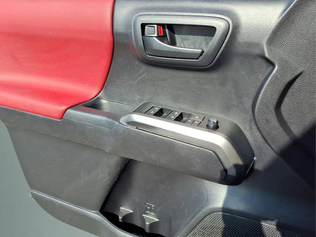 Used 2020 Toyota Tacoma SR5 AWD/4WD image 10
