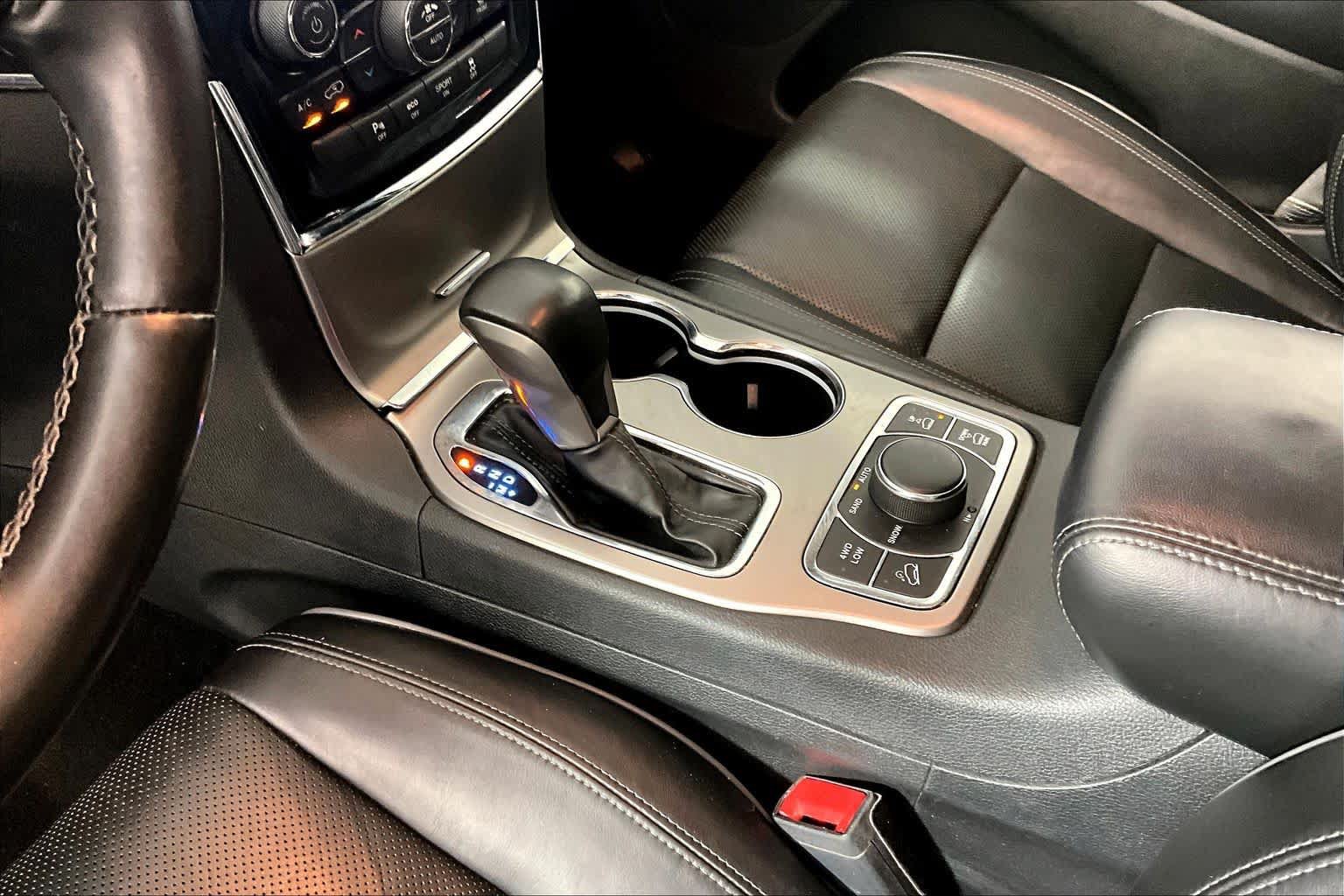 Used 2020 Jeep Grand Cherokee Overland AWD/4WD image 16