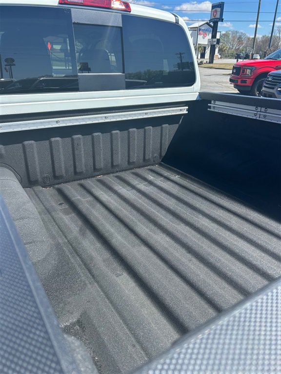 Used 2024 Nissan Frontier SL RWD image 5