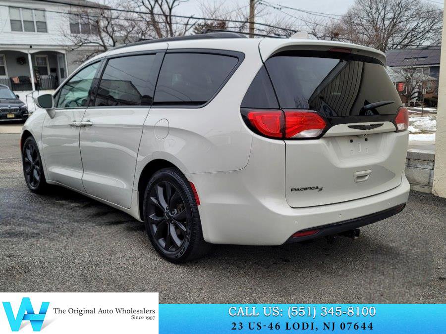Used 2019 Chrysler Pacifica Touring-L w/ S Appearance Package image 4