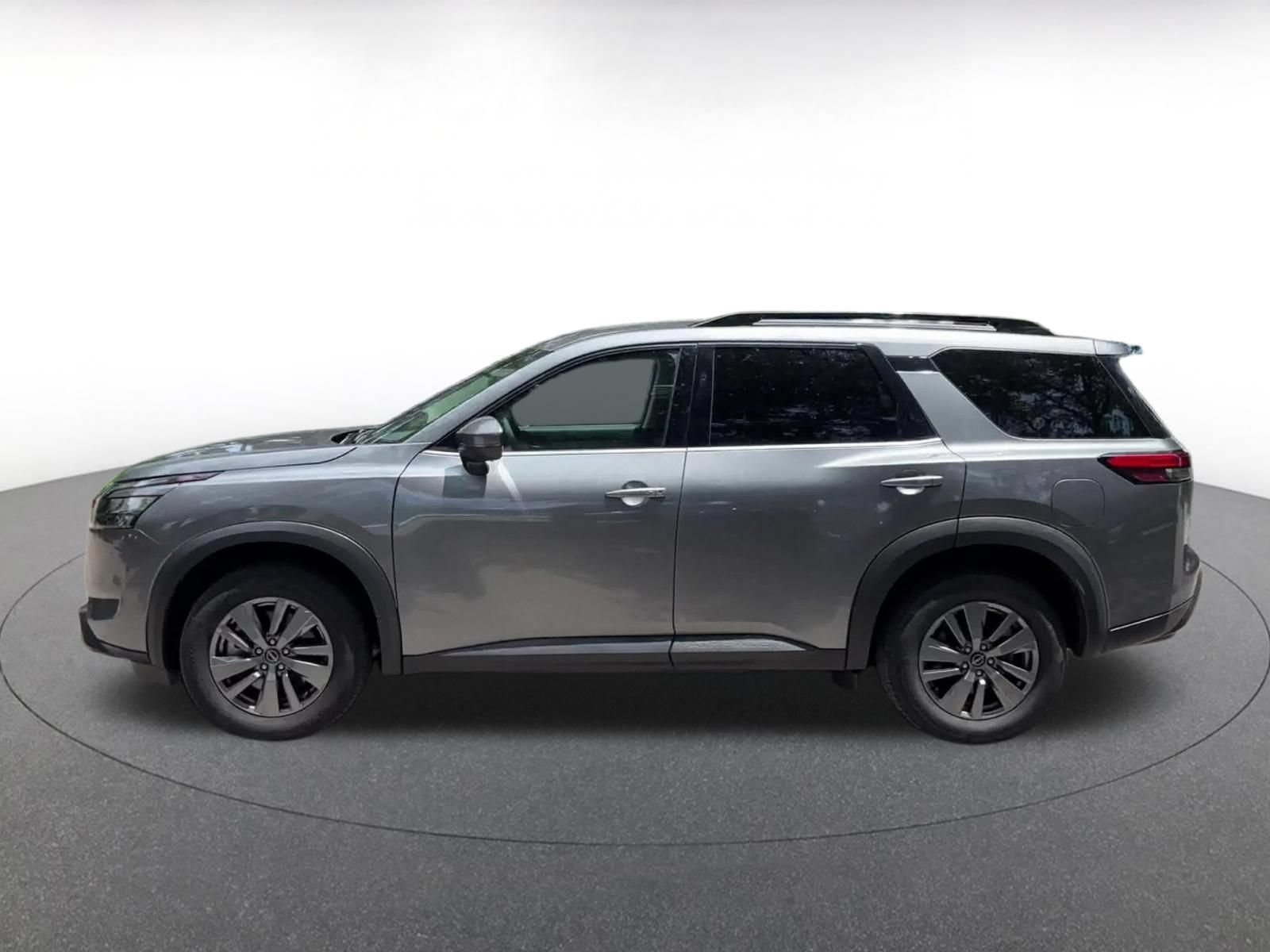 Used 2025 Nissan Pathfinder SV FWD image 9