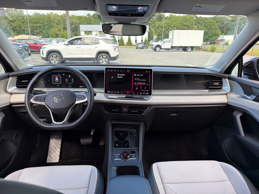 Used 2025 Volkswagen Tiguan SE AWD/4WD image 8