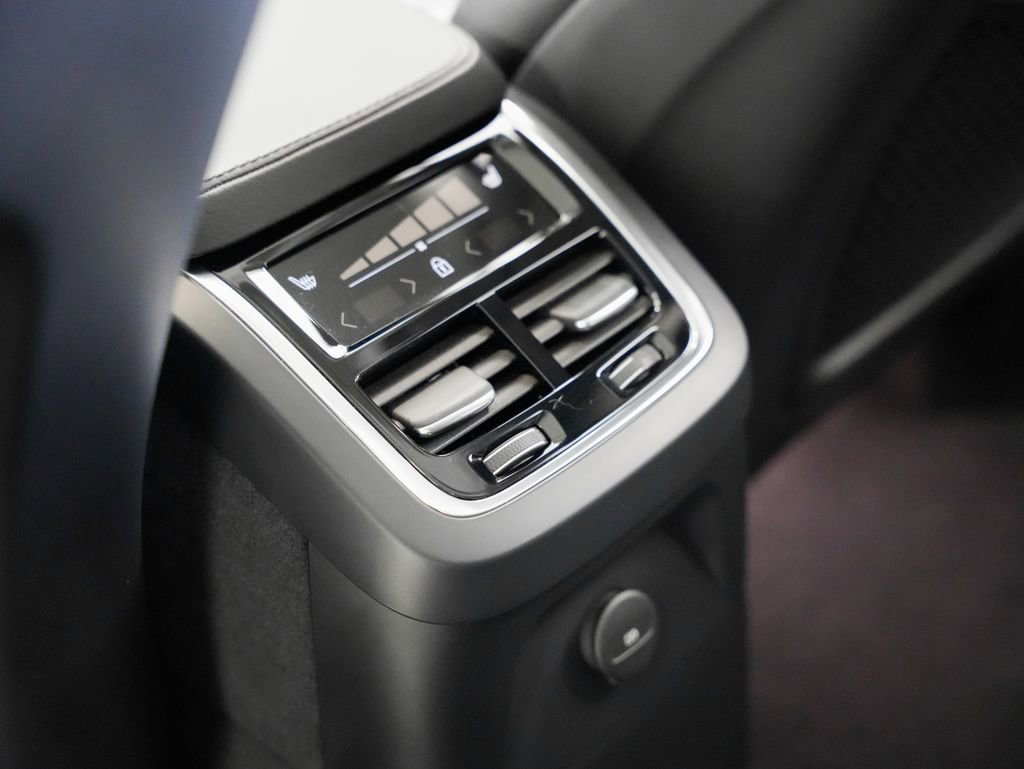 Used 2025 Volvo XC90 T8 Plus w/ Protection Package Premier image 29