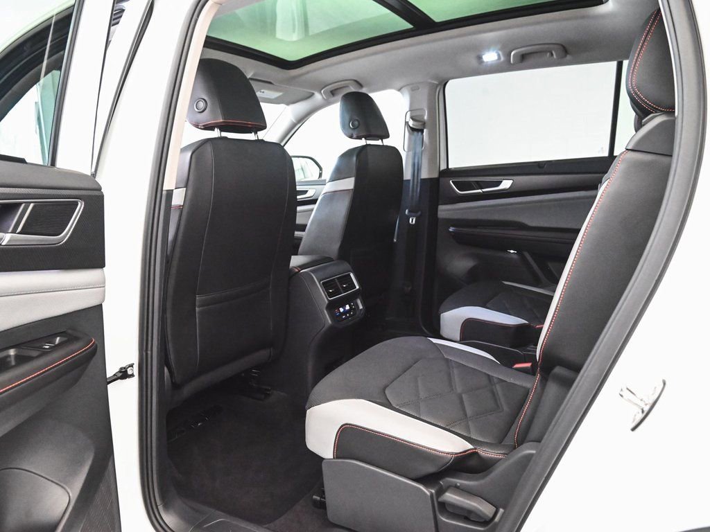 Used 2025 Volkswagen Atlas Peak Edition SE AWD/4WD image 35
