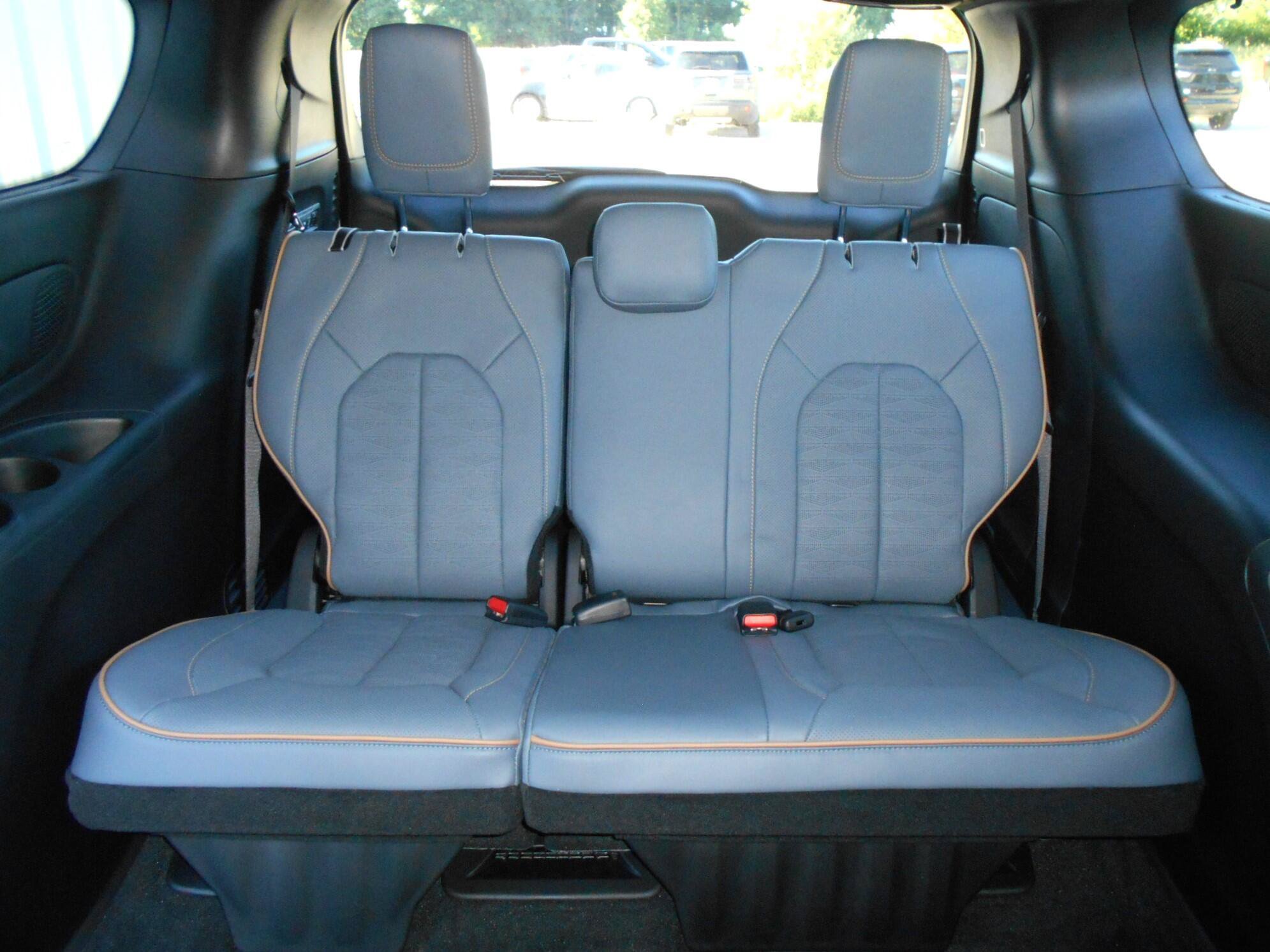 New 2027 Chrysler Pacifica Pinnacle w/ Theater Group FWD image 8