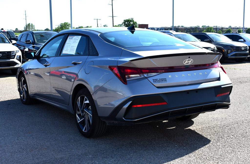 Used 2025 Hyundai Elantra Sport FWD image 4