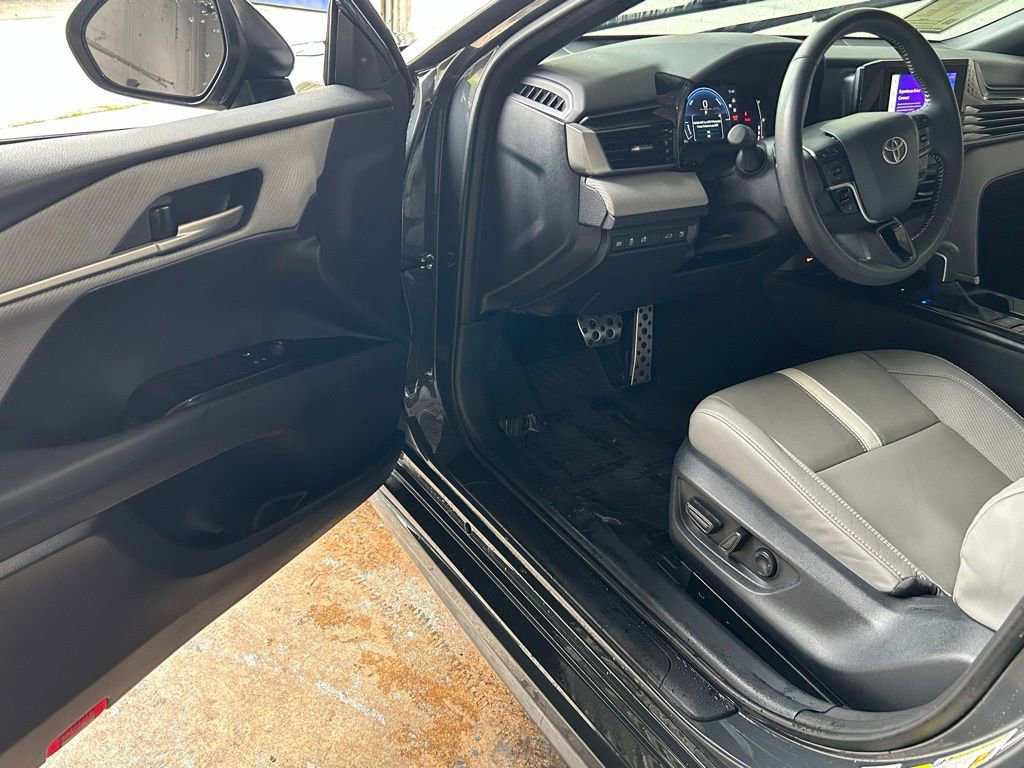 Used 2025 Toyota Camry SE w/ Convenience Package FWD image 15