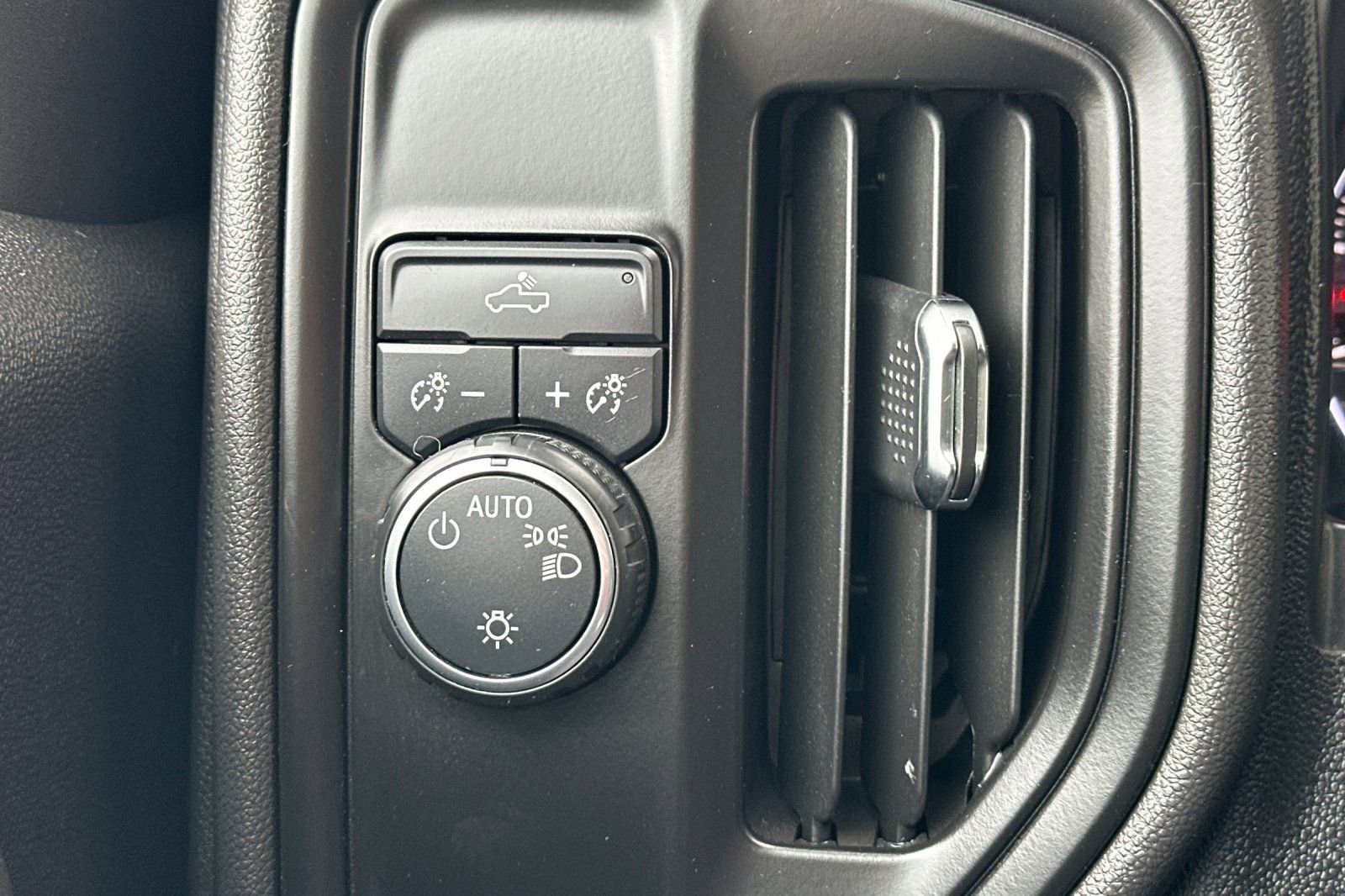 Used 2020 Chevrolet Silverado 1500 Custom w/ Custom Value Package image 32