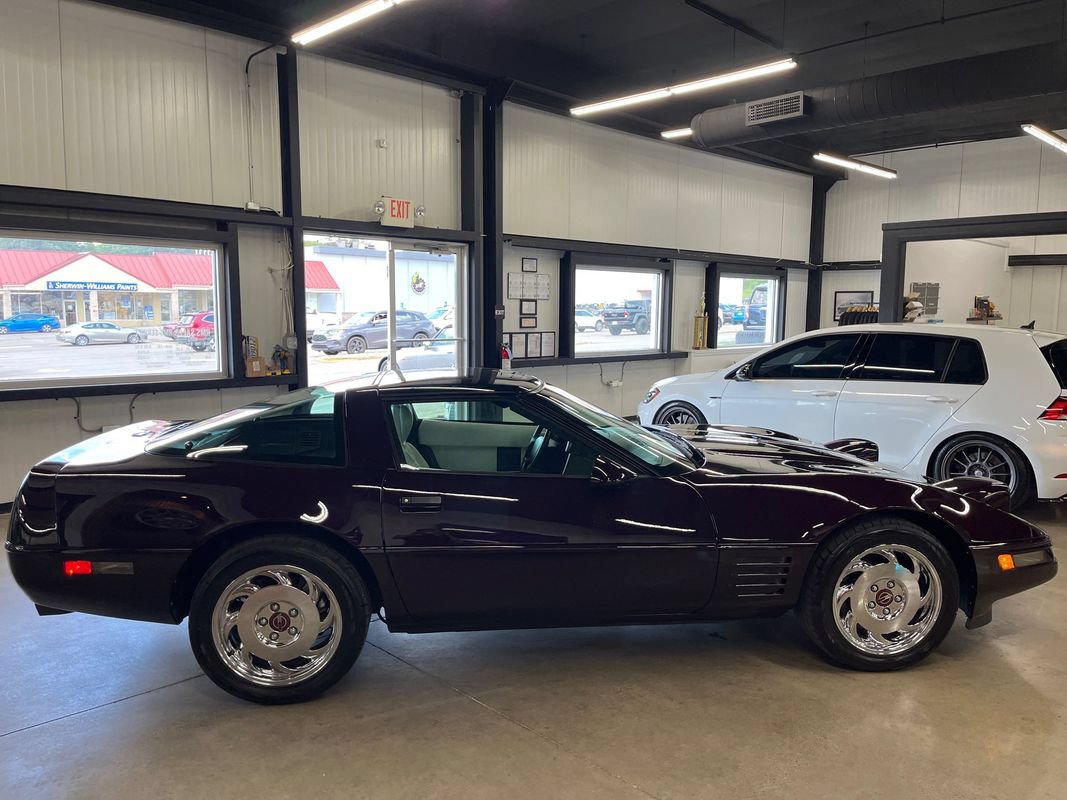 Used 1993 Chevrolet Corvette Coupe RWD image 18