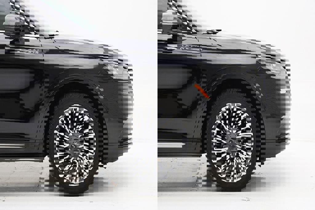 Used 2022 Lincoln Corsair Reserve w/ Sport Package image 4