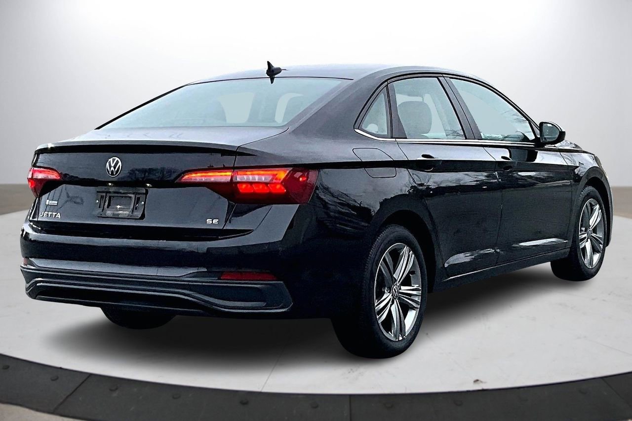 Used 2024 Volkswagen Jetta SE image 9