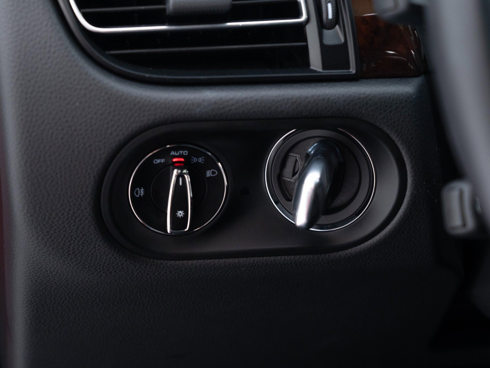 Certified 2025 Porsche Macan image 27