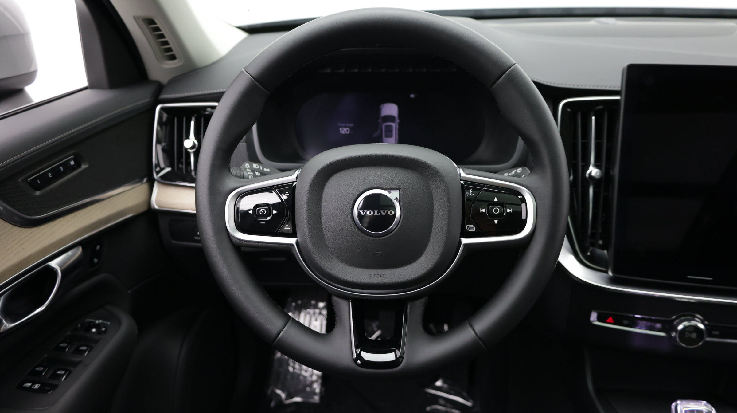 Used 2025 Volvo XC90 B5 Core AWD/4WD image 32