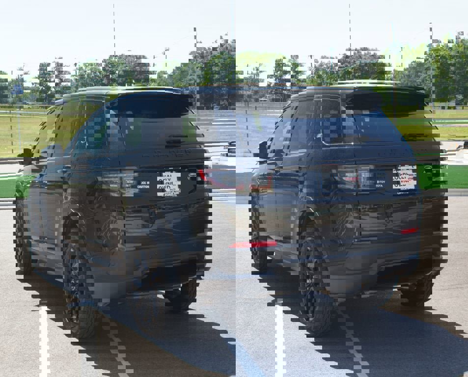 Used 2023 Land Rover Discovery Sport SE image 17