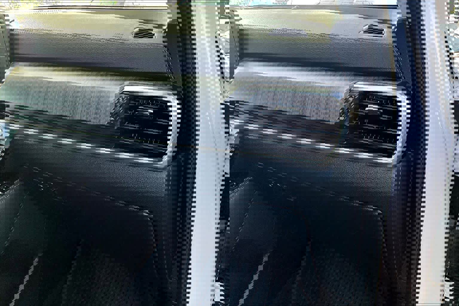 Used 2024 Kia Telluride EX w/ EX Captain's Chair Package image 19