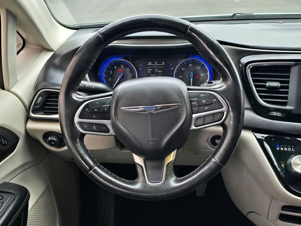 Used 2020 Chrysler Pacifica Touring-L FWD image 21