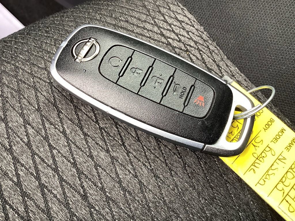 Used 2025 Nissan Rogue SV image 28