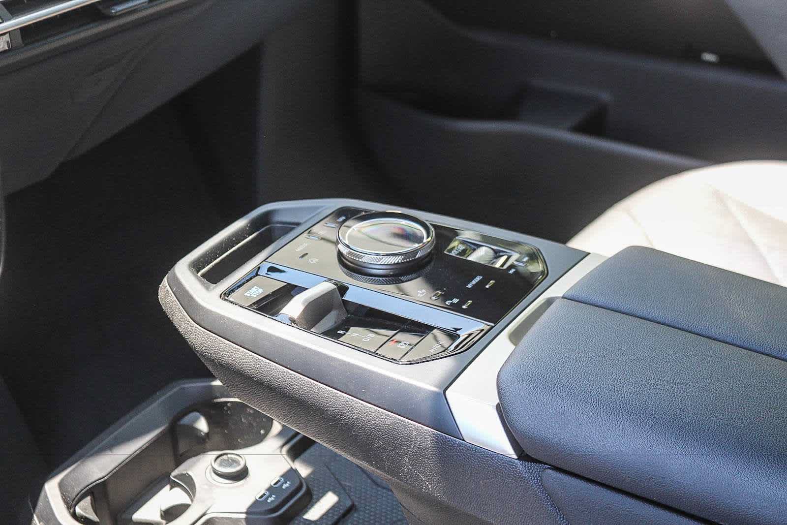 Used 2024 BMW iX xDrive50 AWD/4WD image 18