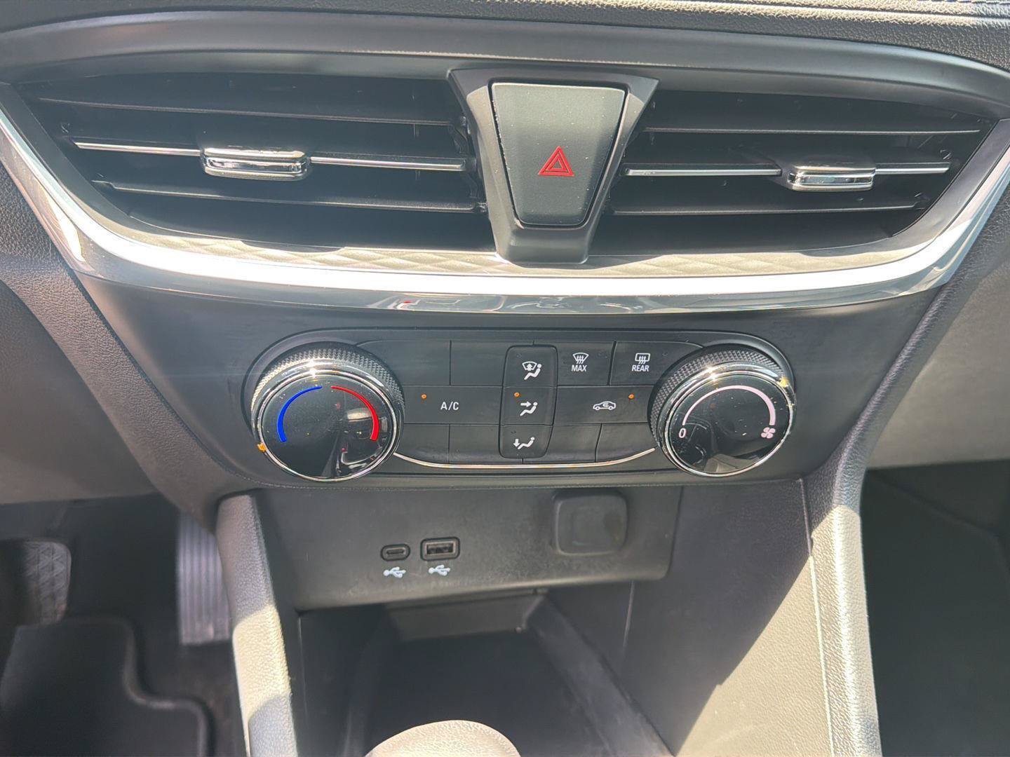 Used 2024 Buick Encore GX Preferred AWD/4WD image 27