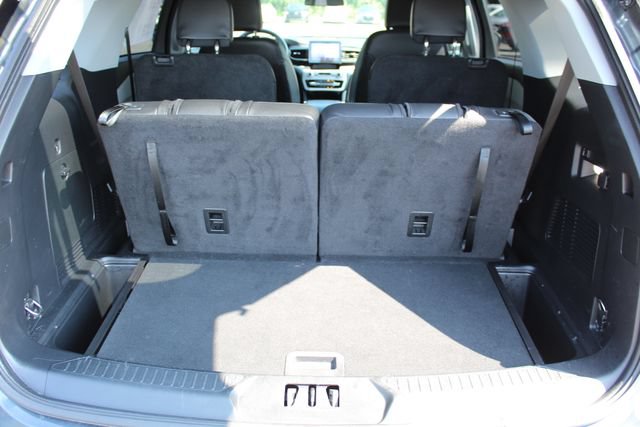 Used 2023 Ford Explorer XLT w/ Equipment Group 202A AWD/4WD image 5