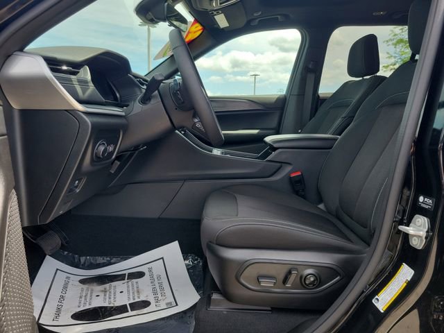 Used 2026 Jeep Grand Cherokee Laredo X RWD image 14