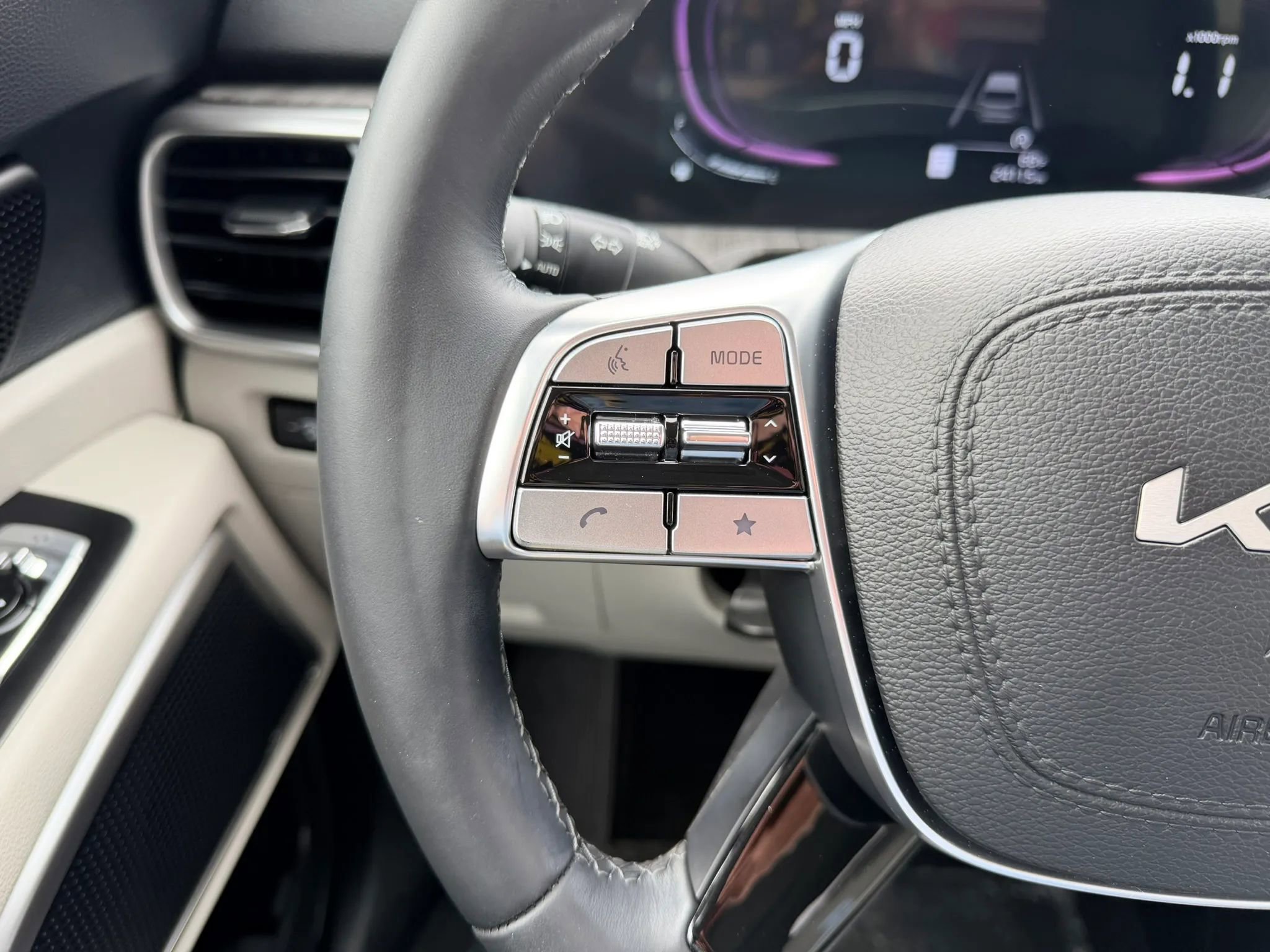 Used 2024 Kia Telluride EX w/ EX Captain's Chair Package image 14