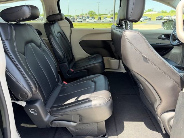 Used 2023 Chrysler Pacifica Touring-L FWD image 12
