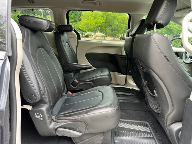 Used 2021 Chrysler Pacifica Touring-L FWD image 18