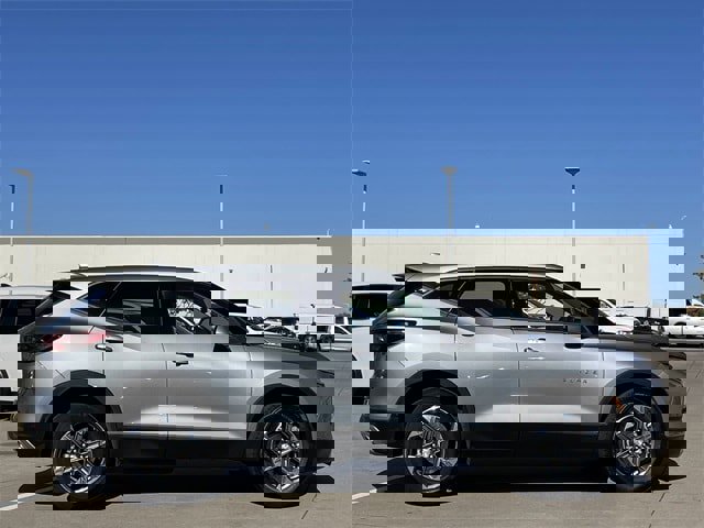 Used 2025 Chevrolet Blazer LT image 3