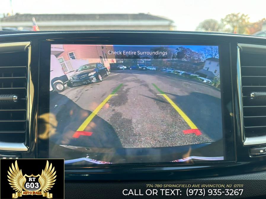 Used 2024 Chrysler Pacifica Touring-L image 19