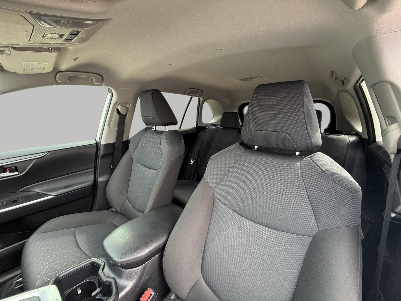Used 2025 Toyota RAV4 XLE AWD/4WD image 38