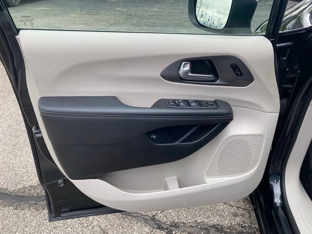 Used 2023 Chrysler Pacifica Touring-L FWD image 9