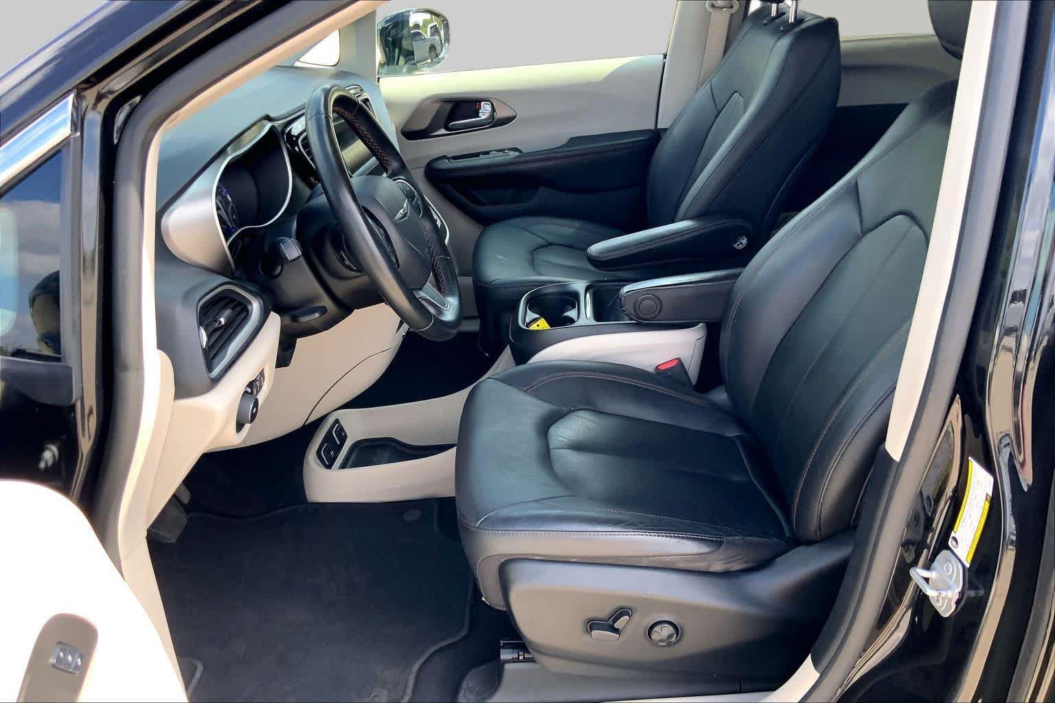 Used 2020 Chrysler Pacifica Touring-L FWD image 8