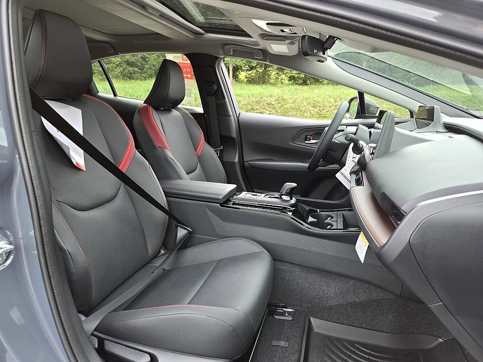 New 2025 Toyota Prius Plug-In Hybrid image 18