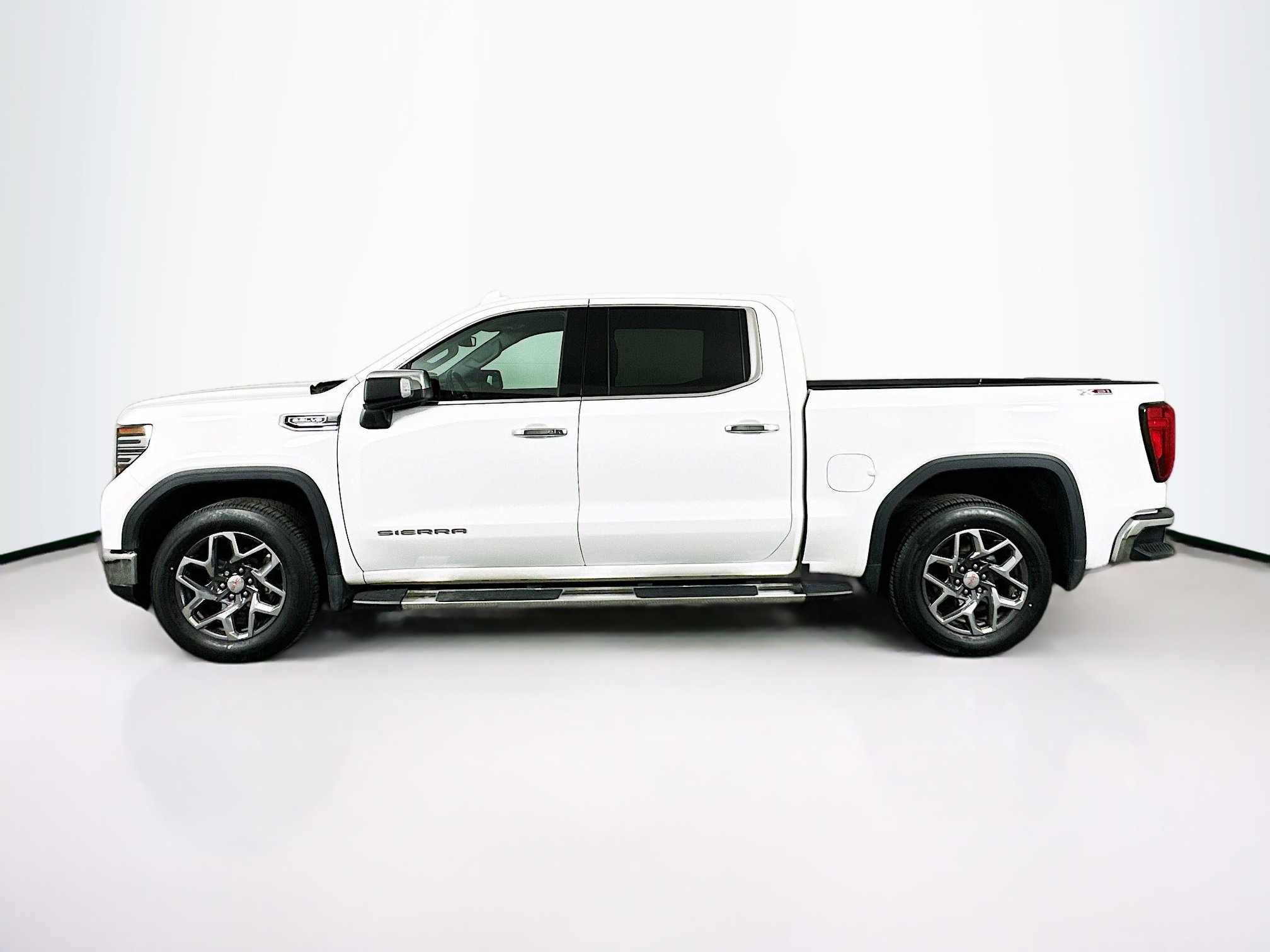 Used 2022 GMC Sierra 1500 SLT w/ X31 Off-Road Package image 4