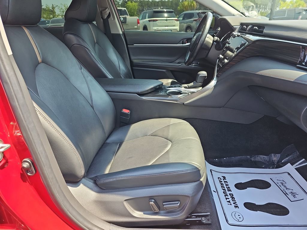 Used 2020 Toyota Camry XLE w/ Navigation Package FWD image 13