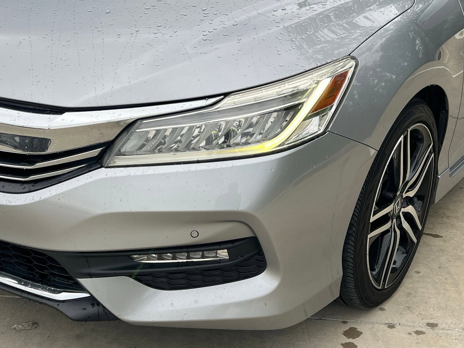 Used 2017 Honda Accord Touring image 4